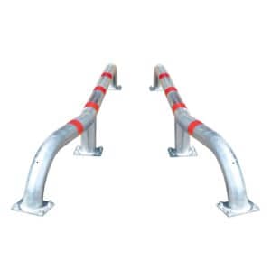 Zwei schwarze LKW-Einfahrhilfen mit roten Reflektorstreifen auf rechteckigen Bodenplatten vor weißem Hintergrund.