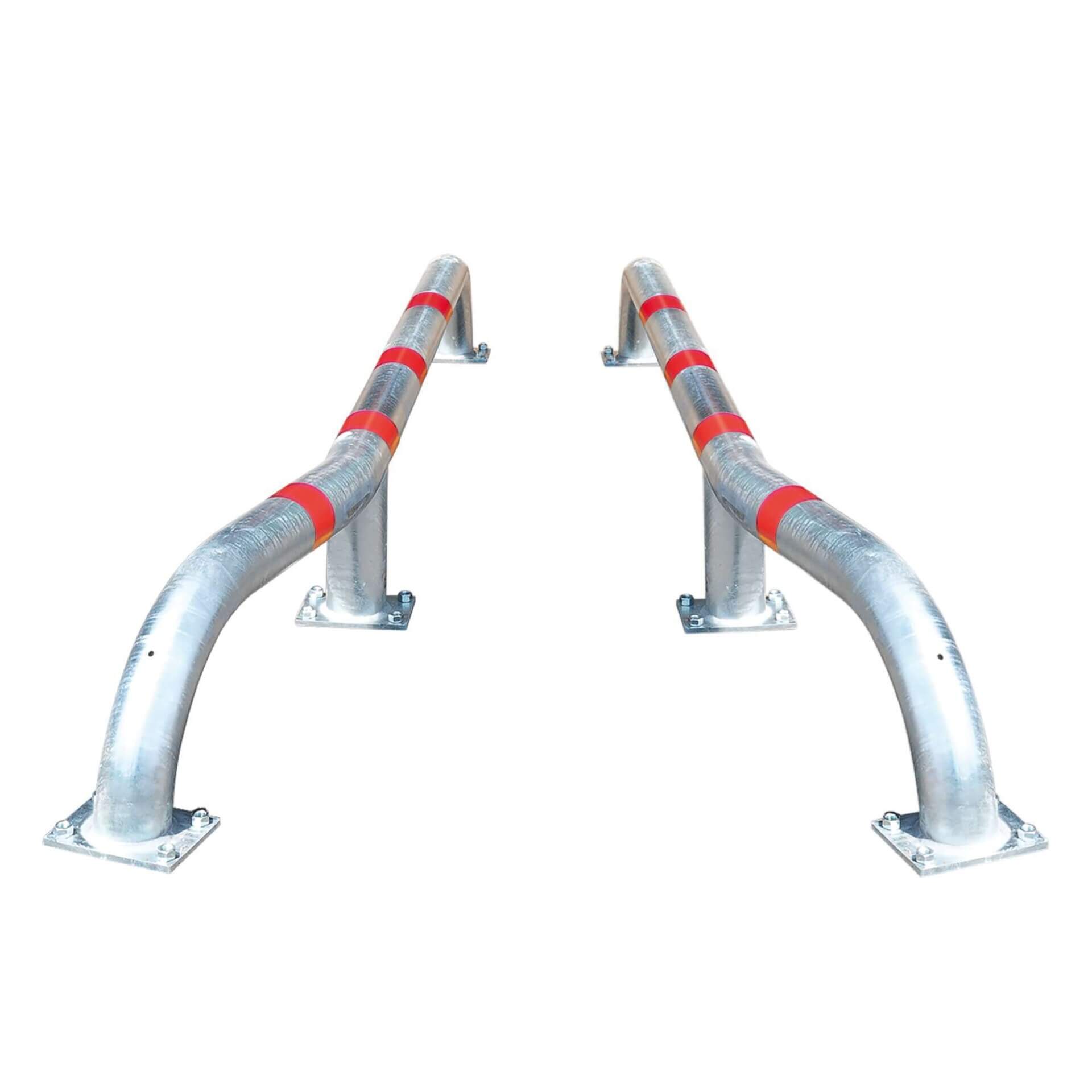 Zwei schwarze LKW-Einfahrhilfen mit roten Reflektorstreifen auf rechteckigen Bodenplatten vor weißem Hintergrund.