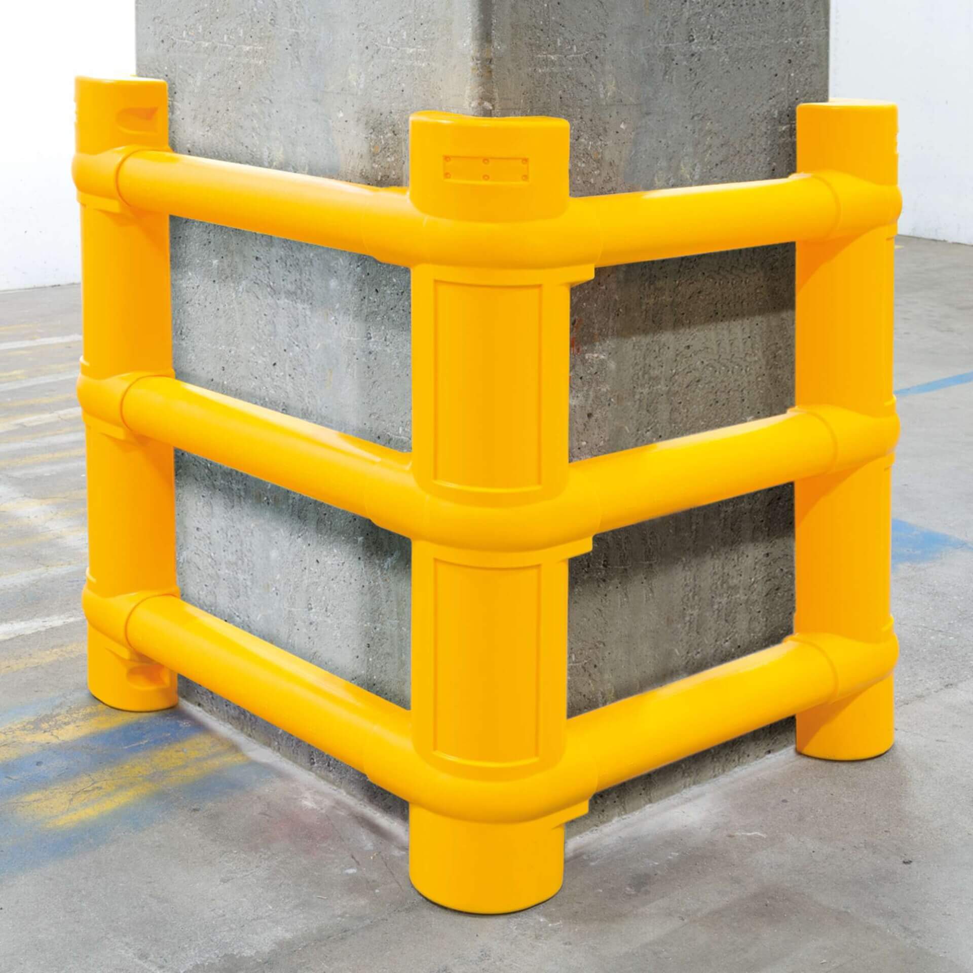 Gelbe MORION Säulenschutz Kunststoff ECO Rammschutz ist um einen Betonpfeiler in einer Industrie- oder Parkhausumgebung montiert.