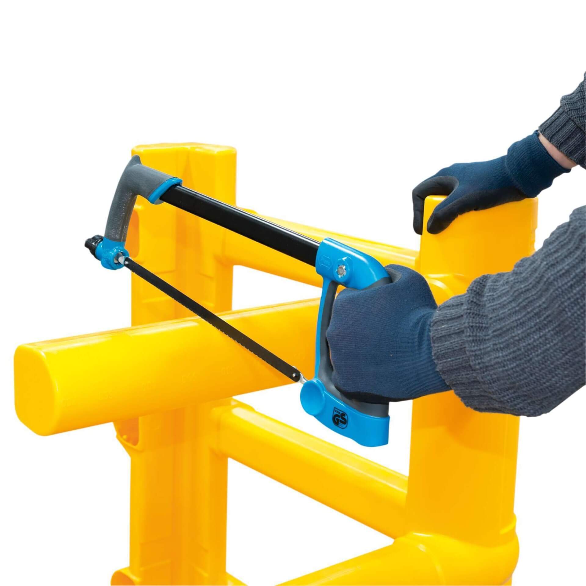 Eine Person mit Handschuhen sägt mit einer Metallsäge durch eine gelbe MORION Säulenschutz Kunststoff ECO Barriere.