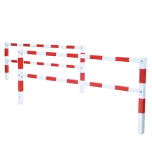Zwei PARAT Gatterschranken mit weißen Metallrahmen und roten Streifen stehen parallel zur Absperrung oder Zugangskontrolle.