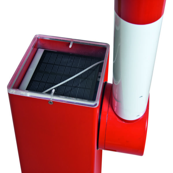 Nahaufnahme einer COMPACT Elektroschranke mit rot-weißer Schrankenarm und sichtbarem Solarmodul oben auf der Schranke.