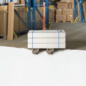 Drei lange PROline-paint Hallenmarkierfarbe-Kartons mit blauem Band auf Palettenwagen im Lager mit Regalen und Kartons.