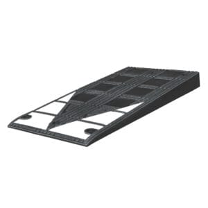 Schwarze Bordsteinrampe aus Gummi, Keilform, rutschfeste Gitteroberfläche, eignet sich zum Anheben und Ausgleichen.
