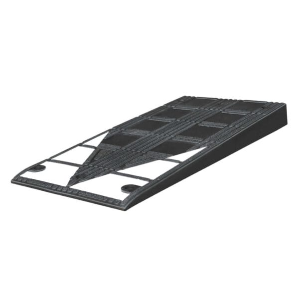 Schwarze Bordsteinrampe aus Gummi, Keilform, rutschfeste Gitteroberfläche, eignet sich zum Anheben und Ausgleichen.