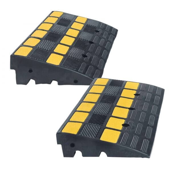 Zwei schwarze Gummi-Bodenschwellen mit gelben Reflektoren für Bordstein, Verkehrssicherheit, Straße oder Parkplatz.