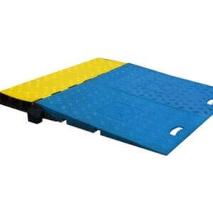 Rollstuhlrampen-Set für MORION-Kabelbrücke, blau-gelb, rutschfest strukturiert, mit Griffen, auf weißem Hintergrund.