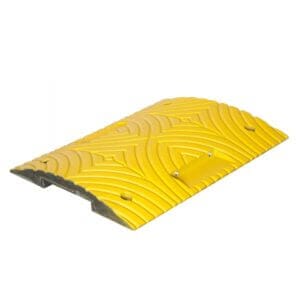 Gelbes TOPSTOP-Fahrbahnschwelle 20-RE Segment mit Riffelstruktur und Schraublöchern vor weißem Hintergrund.