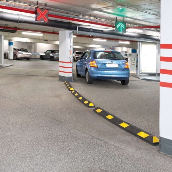 Blaues Auto fährt in Tiefgarage mit Radstopp Park-AID, folgt grünem Pfeil zum freien Parkplatz; rotes X markiert gesperrte Spur.