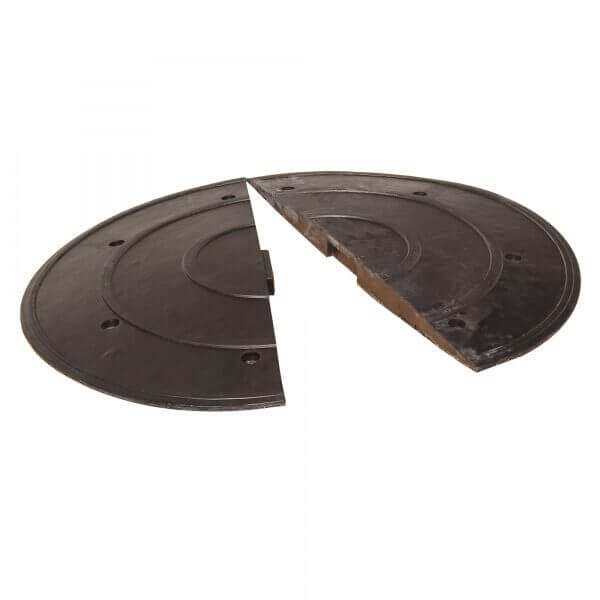 Zwei schwarze, halbkreisförmige SafeRide-Abdeckungen aus Metall oder Kunststoff bilden fast einen Kreis mit sichtbarer Lücke.