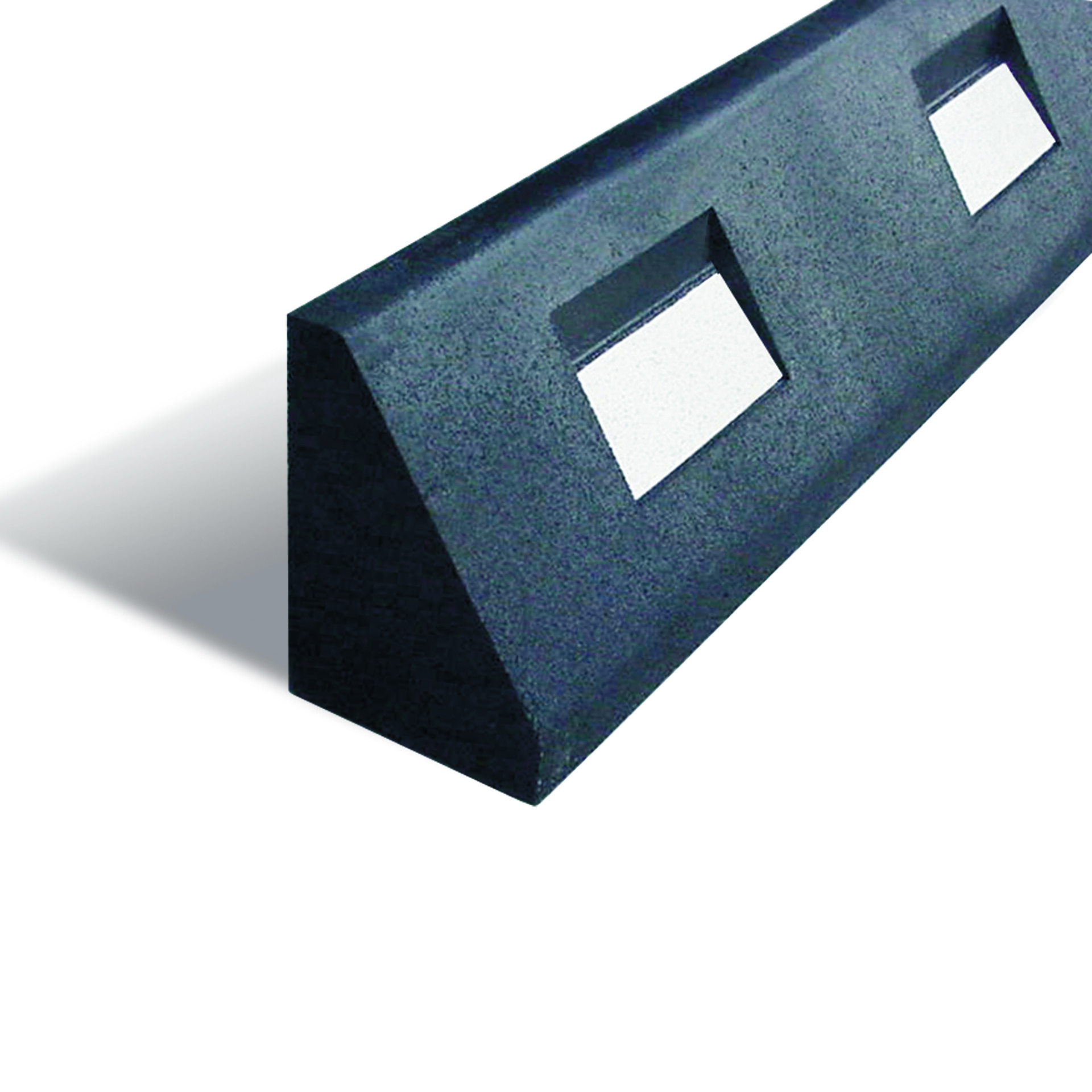 Schwarzer Gummi-Bordstein für Parkplätze mit zwei reflektierenden Rechteckstreifen auf einer Seite, auf weißem Hintergrund.