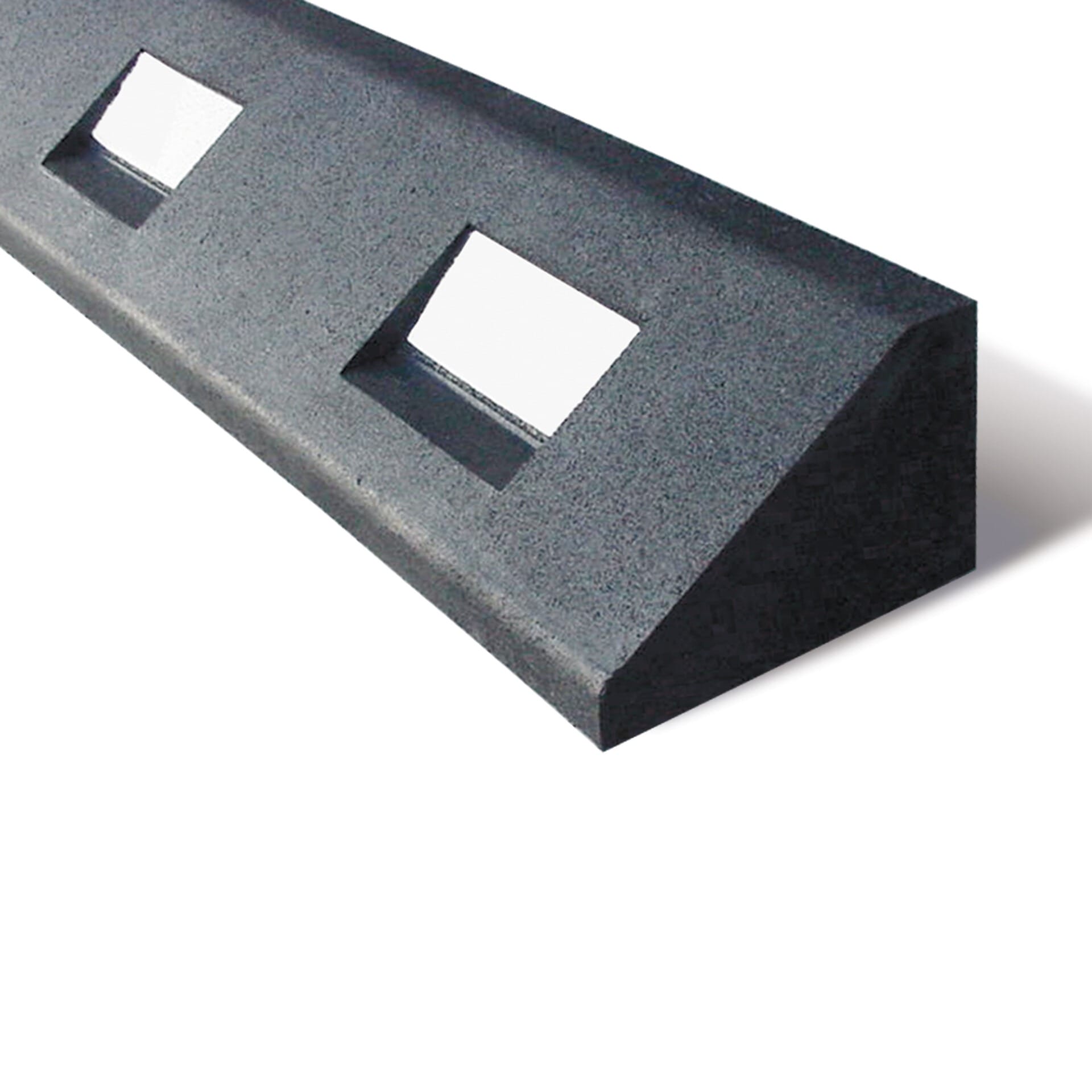 Schwarzer Gummi-Bordstein GAMMA mit drei rechteckigen Aussparungen, als Parkplatzbegrenzung auf weißem Hintergrund.