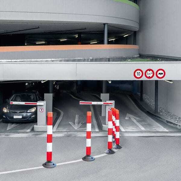 FlexPin Schranke sichert die Einfahrt zur Tiefgarage mit Tempo- und Höhenbegrenzungsschildern, Auto fährt teilweise hinein.