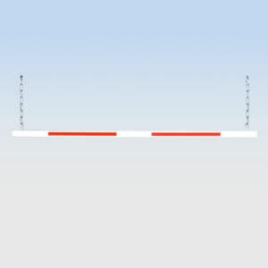 Weiße Durchfahrtbegrenzer-Stange mit roten Streifen hängt an zwei Metallketten vor blau-grauem Hintergrund.