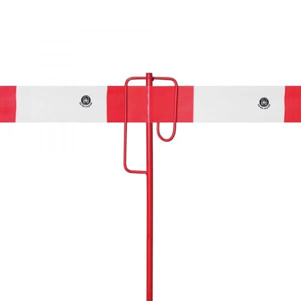 Absperrband rot-weiß an rotem Metallpfosten vor weißem Hintergrund, Sicherheitskennzeichnung, Baustellenabsperrung.