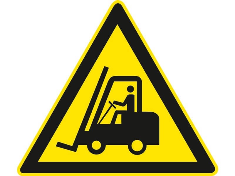 Gelbes, dreieckiges Warnschild mit schwarzem Rand und Gabelstapler-Symbol warnt vor Gabelstaplerverkehr.
