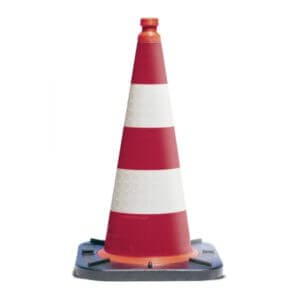 Roter und weiß gestreifter Verkehrskegel mit schwarzem Sockel, stehend auf weißem Hintergrund, Reflexkegel Straßenverkehr.