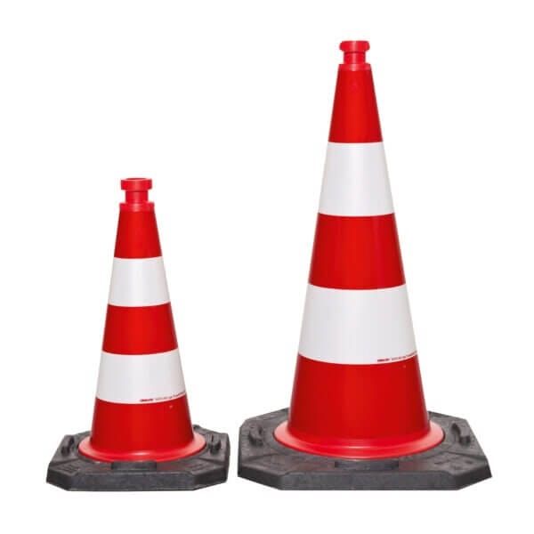 Zwei MORION ReflexKegel EU, rot-weiß gestreifte Verkehrskegel, unterschiedlich hoch, nebeneinander auf weißem Hintergrund.