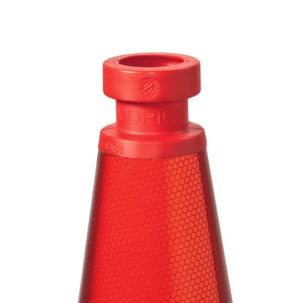 Detailaufnahme der oberen Spitze eines roten MORION ReflexKegel EU mit Wabenmuster und Prägung am Rand.