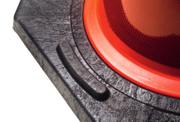 Detailansicht schwarze strukturierte Basis und orange Mesh-Seite MORION Reflex Kegel EU Leitkegel vor weißem Hintergrund.