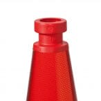 Nahaufnahme der Spitze eines roten MORION ReflexKegels EU Verkehrskegels aus Kunststoff vor weißem Hintergrund.