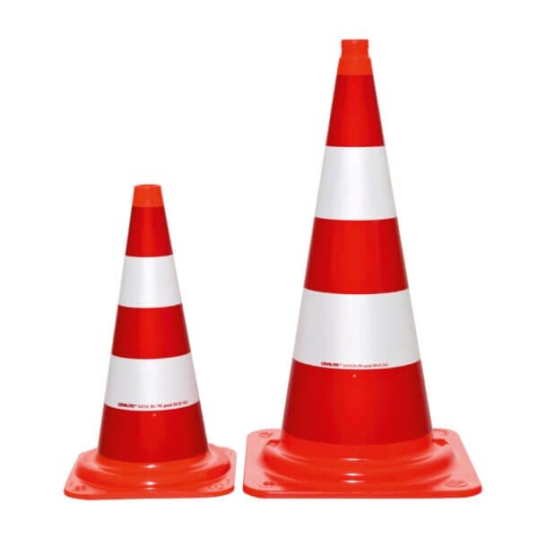 Zwei MORION-Leitkegel-EU Verkehrskegel, orange-weiß gestreift, unterschiedlich hoch, stehen nebeneinander auf weißem Hintergrund.
