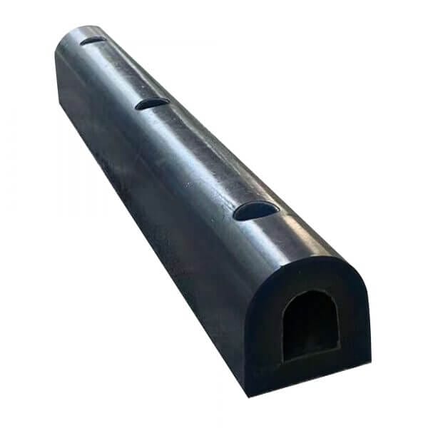 Schwarzer Gummi-Anfahrpuffer für Laderampe, halbrundes Oberteil, flache Basis, mehrere Befestigungslöcher entlang der Länge.