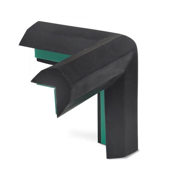 Schwarzer Gummi Kantenschutz mit grüner Innenschicht, schützt Wandecken und Oberflächen wirksam vor Stößen und Abnutzung.