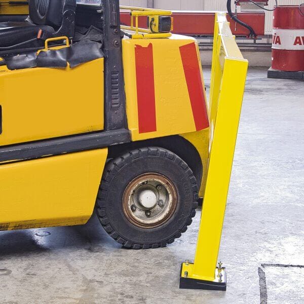 Schwarzes PU-Federelement im Industriegebäude von gelbem Gabelstapler angefahren; Lager, Unfall, Betriebsausstattung.