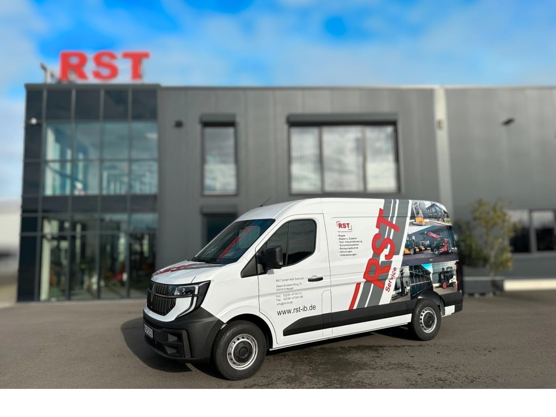 Weißer Lieferwagen mit RST-Logo steht vor modernem grauen Gebäude mit großen Fenstern und RST-Schild auf dem Dach.
