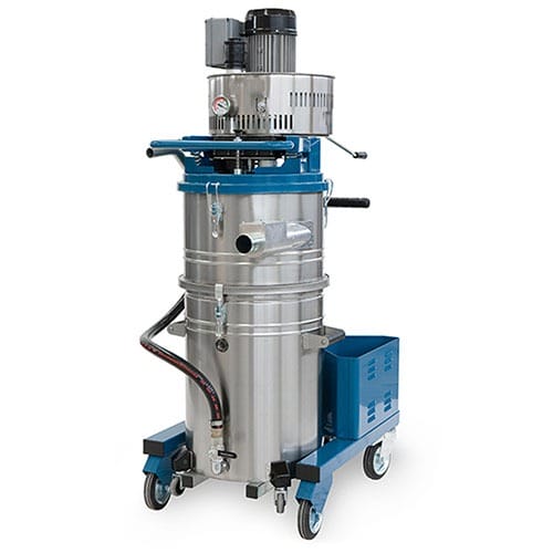 Industriestaubsauger aus Edelstahl mit Schläuchen, Elektromotor oben und blauen Rollen für einfache Mobilität.