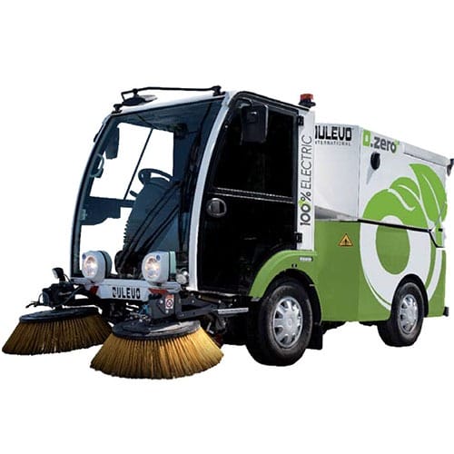 Kompakte elektrische Kehrmaschine mit zwei großen Frontbürsten und grünen, umweltfreundlichen Grafiken an der Seite.