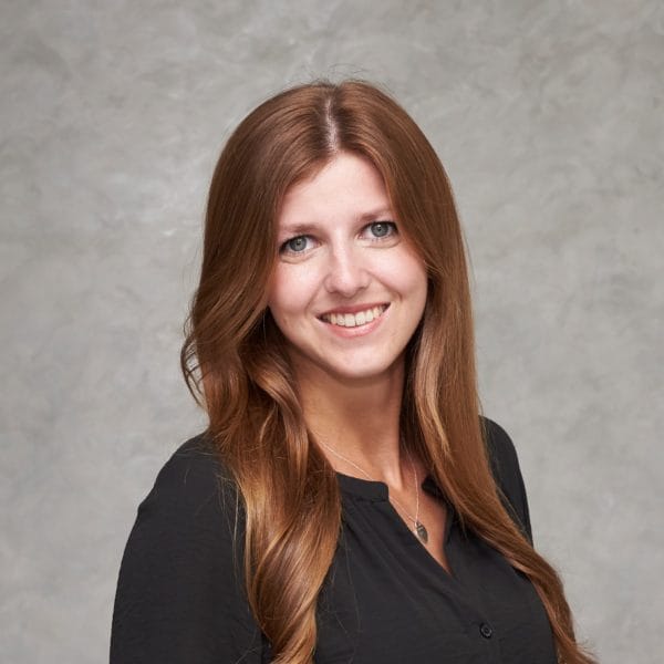 Geschäftsleiterin der RST Handels GmbH - Melina Schnirch. Lächelnd mit Blick direkt die Kamera.